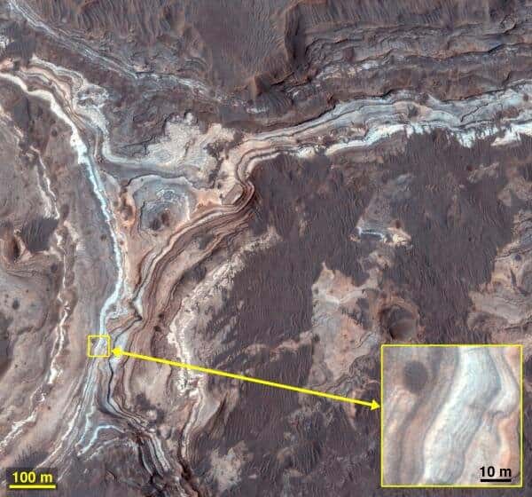 Les variations de couleurs (blanc-gris) liées à la présence de sédiments argileux dans le bassin de Ladon. Image prise par <em>Mars Reconnaissance Orbiter.</em> © Nasa, HiRISE, <em>University of Arizona</em>