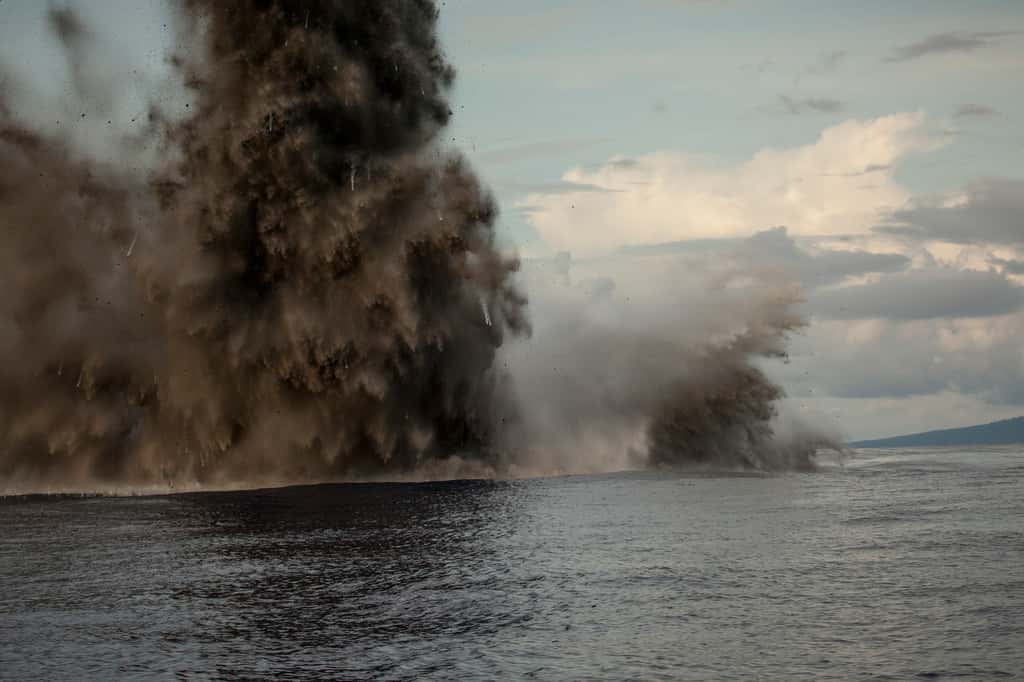  Dans la mer Egée, entre la Grèce et la Turquie, le volcan sous-marin Kolumbo est en train de recharger progressivement son réservoir magmatique, faisant craindre une éruption qui pourrait s'avérer dévastatrice pour la région. Ici, en photo, l'éruption du volcan sous-marin Kavachi, dans l'océan Pacifique. © Alex DeCiccio, <em>Wikimedia Commons</em>, CC by-sa 4.0