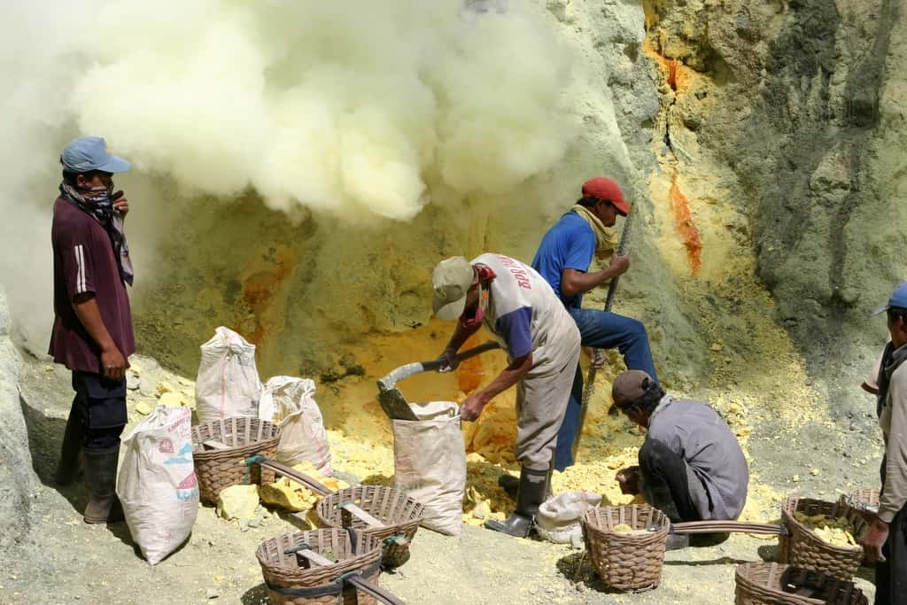 Mineurs exploitant le soufre déposé par les fumerolles dans le cratère du volcan Kawah Ijen. © Justin Blethrow, Wikimedia Commons, CC by-sa 3.0