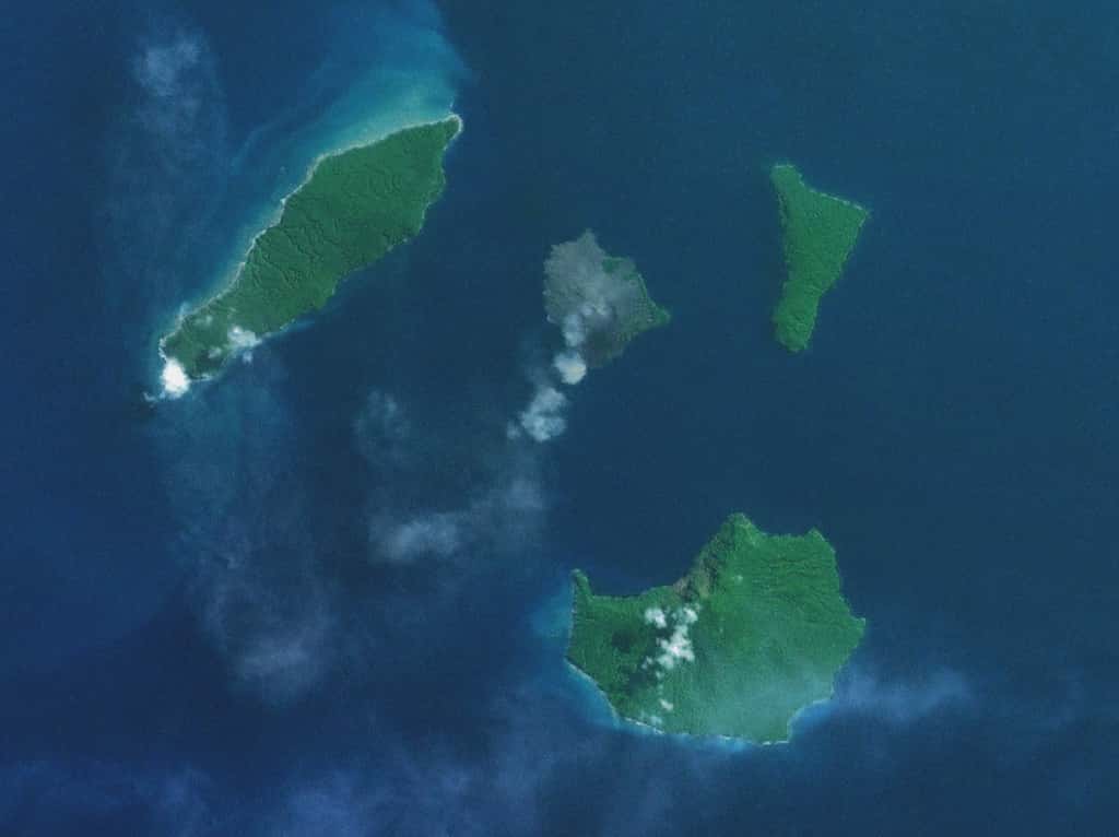 L'archipel de Krakatoa en 2001. L'actuel volcan actif, l'Anak Krakatoa, se trouve au centre de l'ancienne caldéra de son prédécesseur, le terrible Krakatoa. © Sémhur, <em>Wikimedia Commons</em>, domaine public