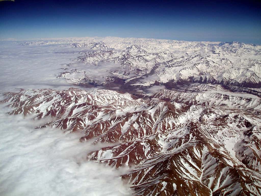 La cordillère des Andes vue du ciel. © Romanceor, Wikimedia Commons, CC by-sa 3.0