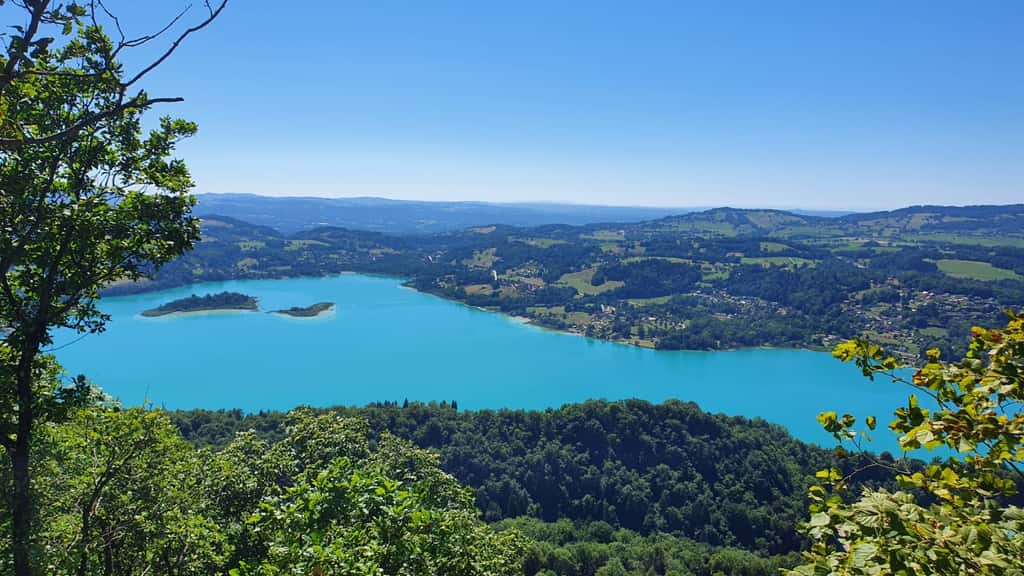 Le lac d'Aiguebelette est un petit lac naturel situé en Savoie formé lors de la dernière glaciation. © Lolo7303, Wikimedia Commons, CC by-sa 4.0 