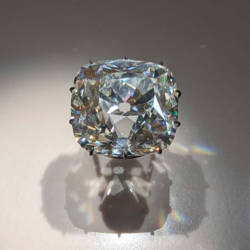 Diamant le Régent, au musée du Louvre. © musée du Louvre, <em>Wikimedia Commons</em>, CC0