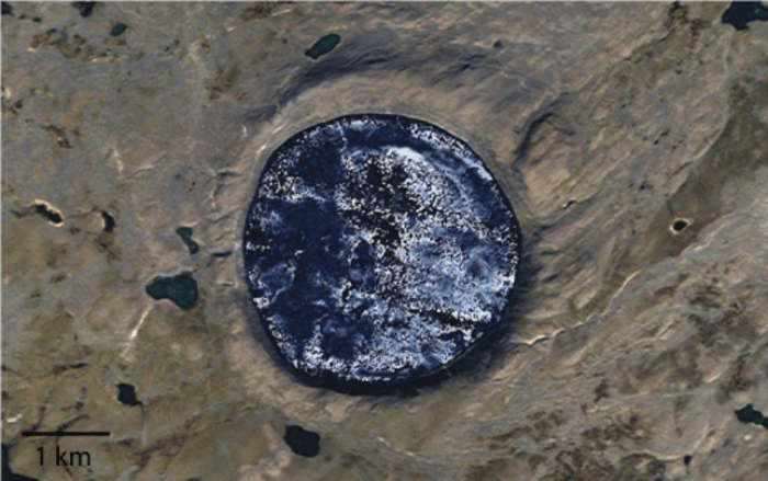 Le lac de cratère de Pingualuit, au Canada, est un parfait analogue terrestre de ce que l'on aurait pu observer sur Mars il y a plus de 3,5 milliards d'années. © Google Earth, domaine public