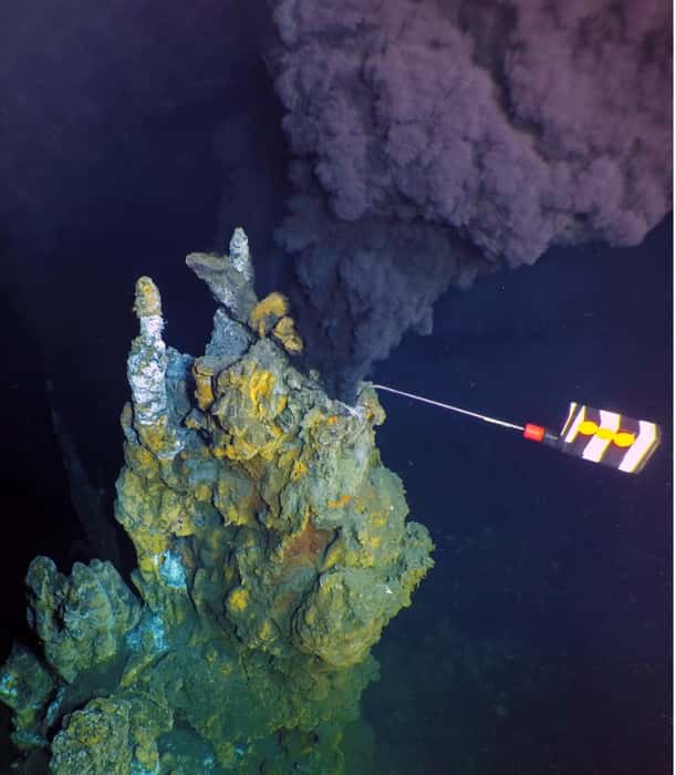 Prise de température sur l'une des cheminées hydrothermales du nouveau site. © <em>Woods Hole Oceanographic Institution, National Deep Submergence Facility, remotely operated vehicle Jason team, WHOI-MISO Facility, National Science Foundation</em>