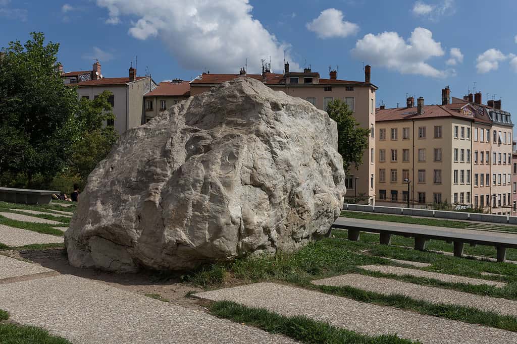 Le « Gros Caillou » de la Croix-Rousse à Lyon, un bloc erratique déposé là par un ancien glacier. © Pymouss, <em>Wikimedia Commons</em>, CC by-sa 4.0