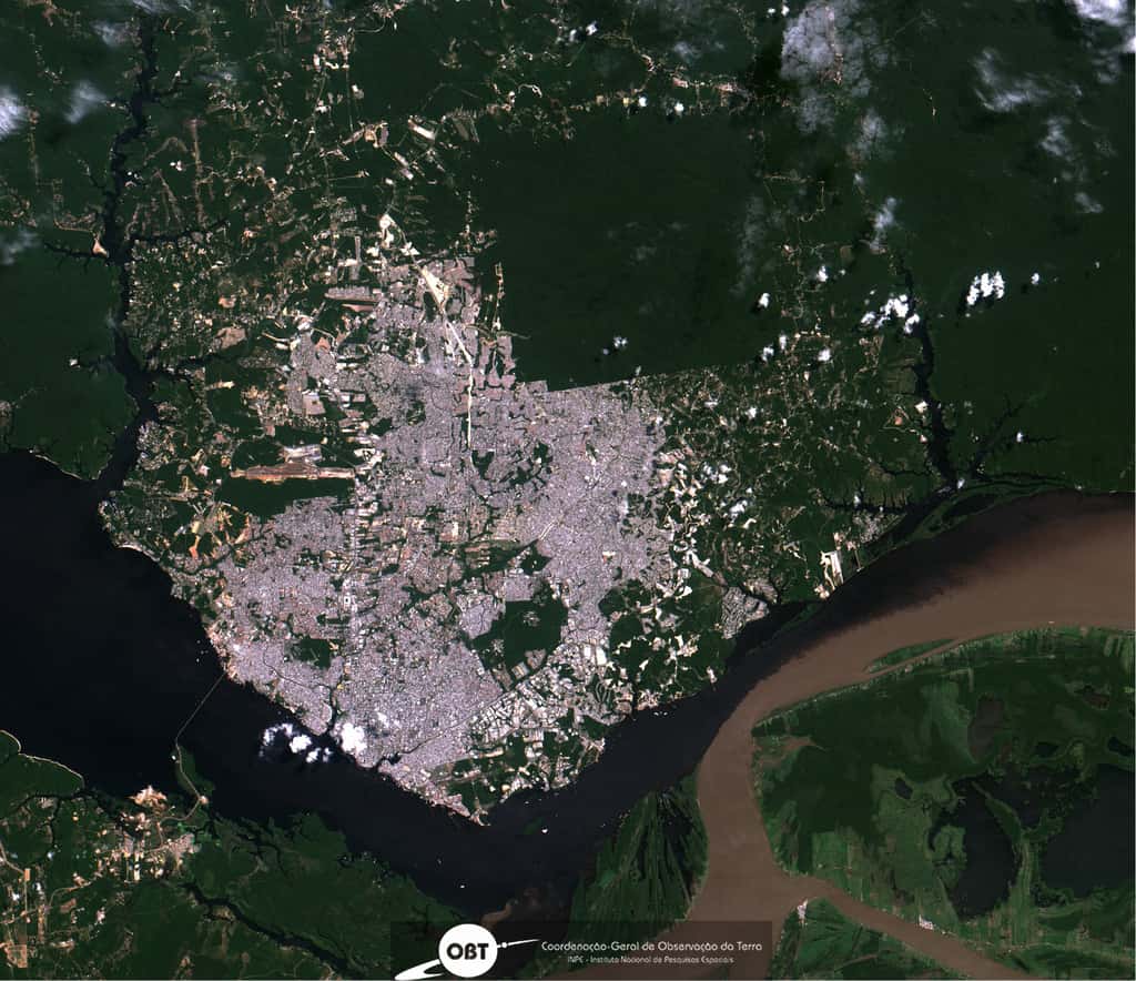 La ville de Manaus au Brésil, entourée par la forêt Amazonienne. © <em>Coordenação-Geral de Observação da Terra</em>/INPE <em>from</em> Brasil, <em>Wikimedia Commons</em>, CC by-sa 2.0 