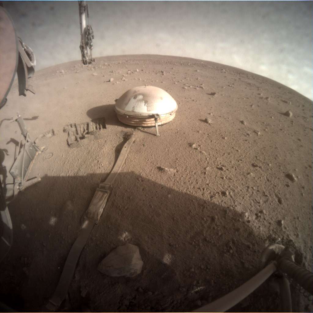 Image du sismomètre d'Insight à la surface de Mars, recouvert de poussière. © Nasa, JPL-Caltech