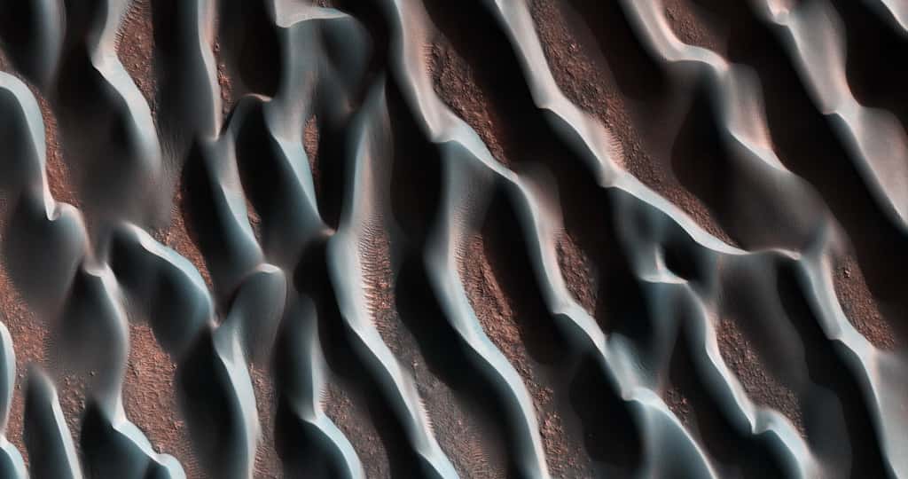 Des dunes à la forme bien différente ici, dans Hellas Planitia (moins d’un kilomètre entre le haut et le bas de l’image). © Nasa/JPL/UArizona