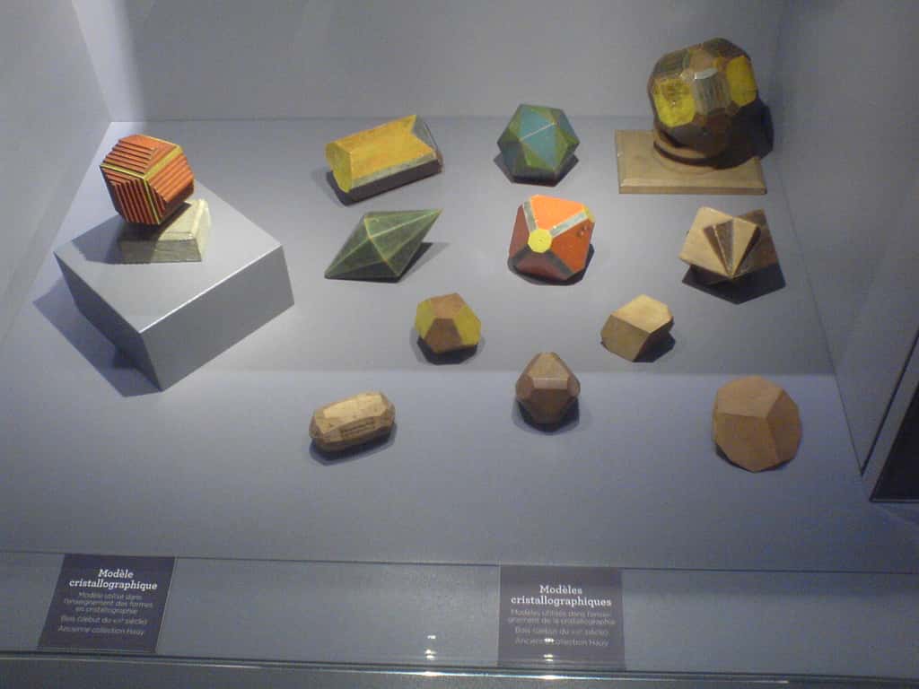 Modèles cristallographiques en bois construits au début du XIX<sup>ème</sup> siècle pour illustrer les axes de symétries qui caractérisent les différentes espèces cristallines © Eunostos, <em>Wikimedia Commons</em>, cc by-sa 4.0