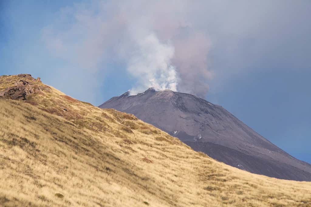 Le cratère du mont Etna en activité. © cattan2011, <em>Wikimedia Commons</em>, CC by-sa 2.0 