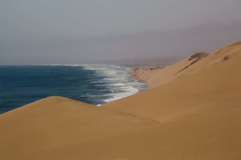 Désert de Namib. Ici, le sable rencontre l'océan, comme dans les rêves des Paul Muad'Dib. © Buiobuione, <em>Wikimedia Commons</em>, cc by-sa 4.0