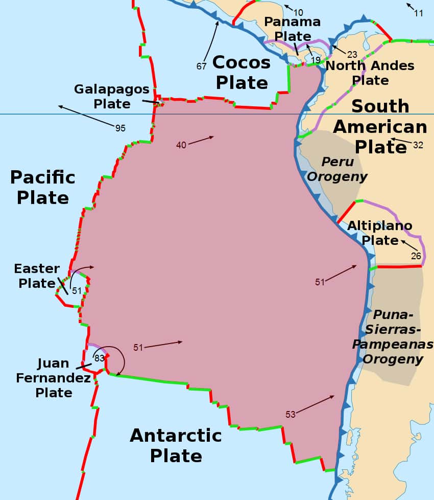 La plaque Nazca (ici en rouge) passe en subduction sous la plaque sud-américaine. C'est ce mouvement tectonique qui est à l'origine de la formation des Andes. © Eric Gaba, Alataristarion, <em>Wikimedia Commons</em>, CC by-sa 2.5 