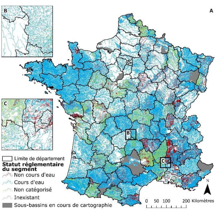 La carte nationale compilée à partir des données départementales révèle la grande incohérence des critères de cartographie des cours d'eau (exemple criant en B). © Messager et <em>al.</em> 2024, <em>Environmental Science and Technology</em>