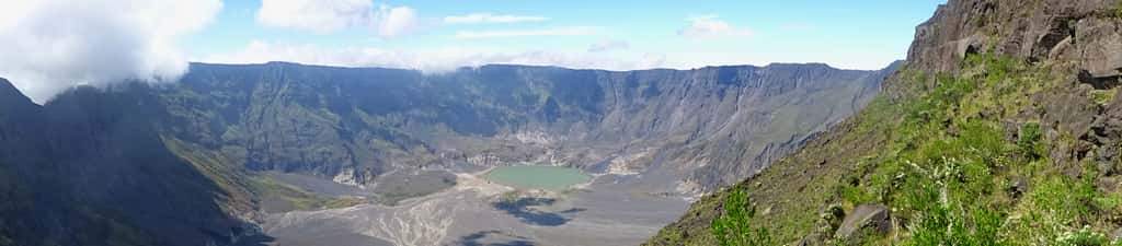 Caldeira du mont Tambora (Indonésie) en 2017. © Tisquesusa, <em>Wikimedia Commons</em>, CC by 4.0 