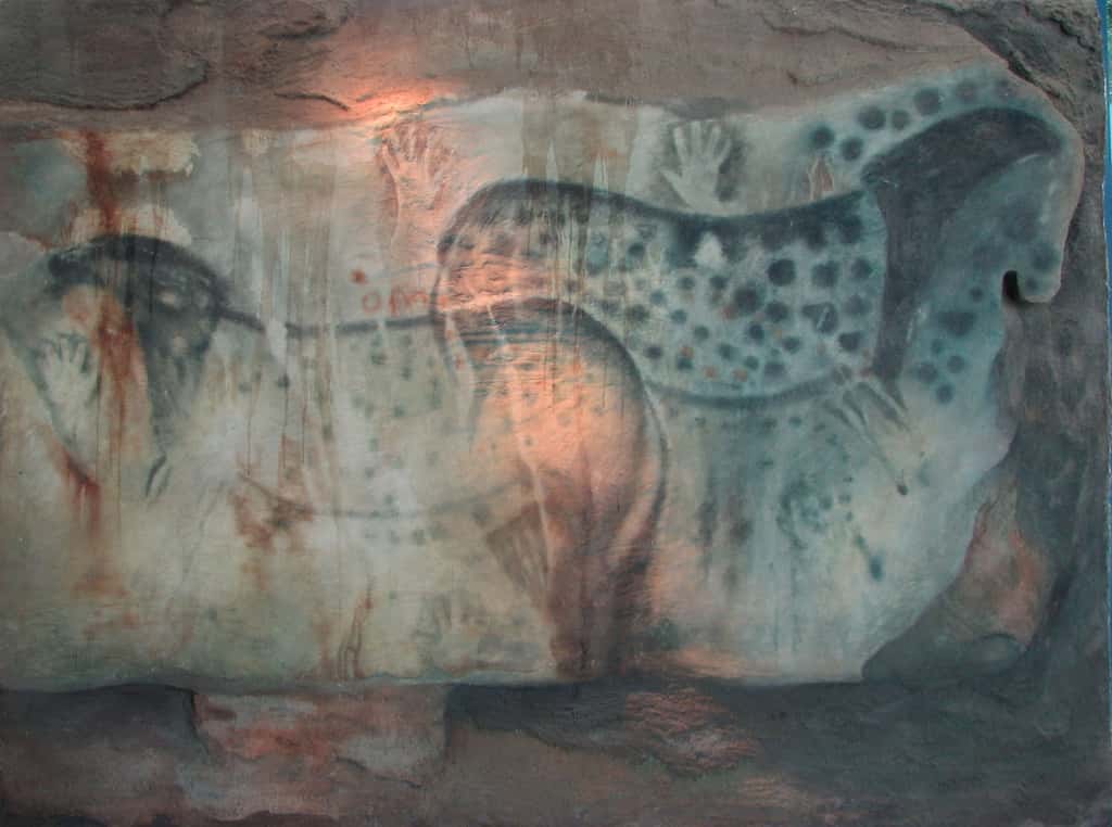 Les célèbres chevaux de la grotte du Pech Merle en France. À droite, la tête du cheval peinte correspond à un fragment de paroi dont le découpage laisse suggérer la tête de l'animal. © Kersti Nebelsiek, Wikimedia Commons, domaine public