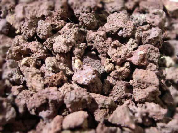 La pouzzolane, roche volcanique, est typique des sols auvergnats et particulièrement appréciée par la vigne pour son pouvoir drainant. © Abrahami, <em>Wikimedia Commons</em>, CC by-sa 2.5 