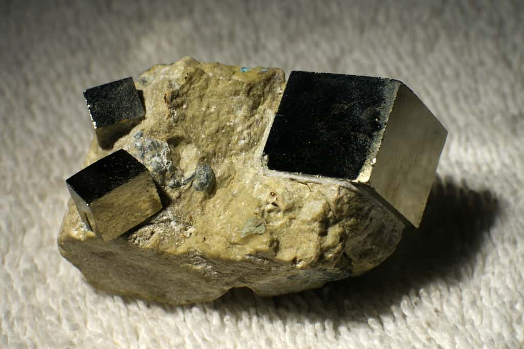 Cristaux de pyrite appartenant au système cristallin cubique. © Teravolt at English Wikipedia, Wikimedia Commons