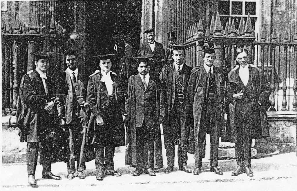 Srinivasa Ramanujan (au centre) en 1915 parmi ses collègues mathématiciens du <em>Trinity College</em> de Cambridge. © Charles F. Wilson, Wikimedia Commons, domaine public