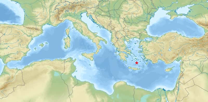 Carte de la Méditerranée et localisation de l’île de Santorin. © Nzeemin, Wikimedia Commons, CC by-sa 3.0