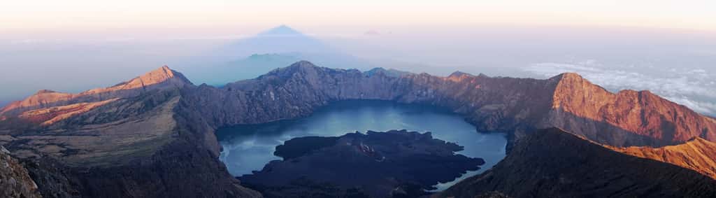 Le mont Rinjani en Indonesie, responsable de la plus importante éruption du dernier millénaire, en 1257 (magnitude 7) © Dr Mike Cassidy