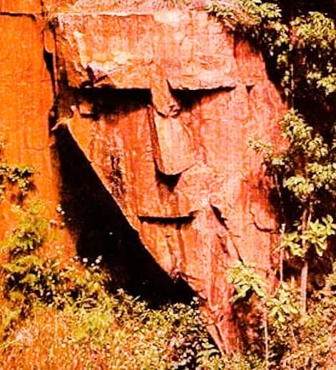 Ombre et irrégularité de la roche donnent l'impression de voir un visage sur cette falaise. © Aleph79, Wikimedia Commons, CC by-sa 3.0 