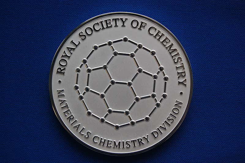 Médaille reçue par Stephanie Kwolek de la part de la <em>Royal Society of Chemistry.</em> © Andy Mabbett, <em>Wikimedia Commons</em>, CC by-sa 4.0 