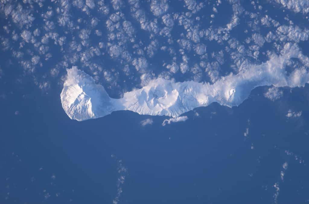 Le volcan Zavaritskii, dont la caldera est visible au centre de l'île Simushir dans les Kouriles, serait le responsable de l'hiver volcanique de 1831. © Nasa, <em>Wikimedia Commons</em>, domaine public