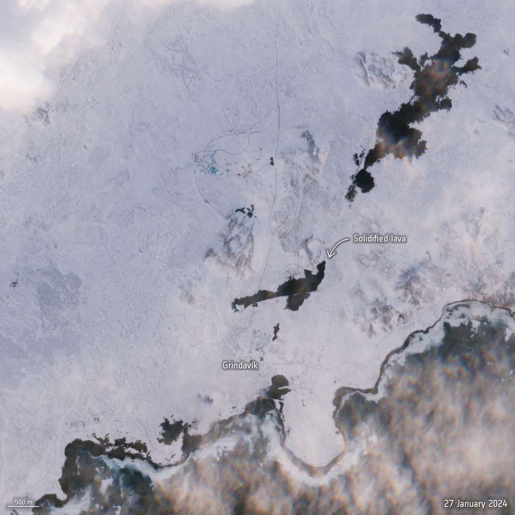 Image satellite où la couleur noire de la lave solidifiée contraste avec le blanc de la neige qui a recouvert la région de Grindavik. © contient des données modifiées de Copernicus Sentinel (2024), image traitée par ESA, CC by-sa 3.0 IGO 