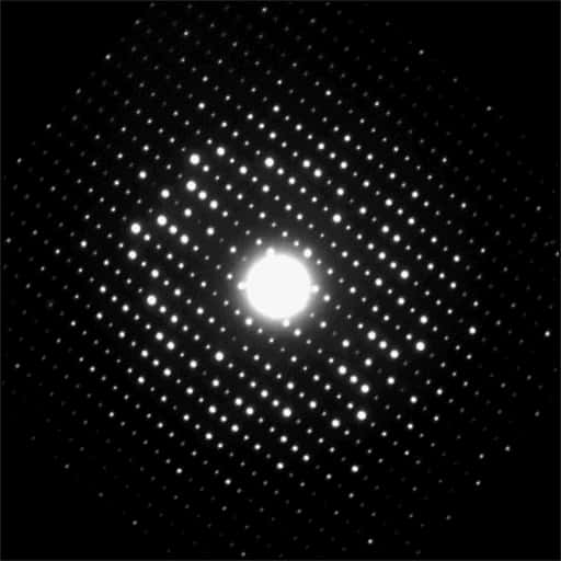 Schéma de diffraction électronique d'un cristal d'oxyde de tantale. L'organisation des points lumineux révèle l'organisation atomique du réseaux cristallin © Sven.hovmoeller,<em> Wikimedia Commons</em>, cc by-sa 3.0 