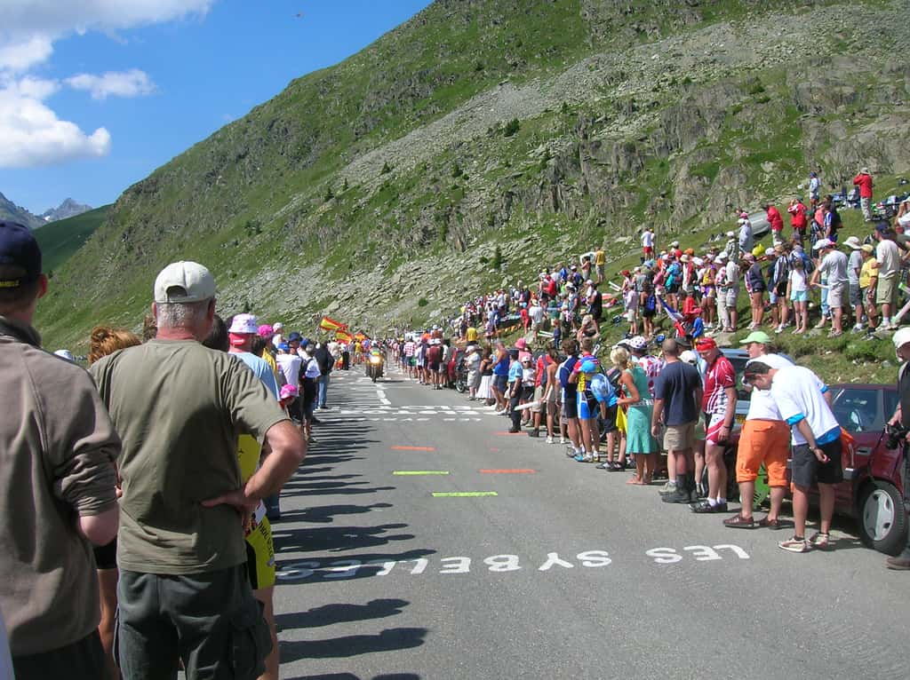 Passage des coureurs du Tour de France au col de la Croix de Fer dans les Alpes en 2006. © Zehnfinger, <em>Wikimedia Commons</em>, CC by-sa 2.5 