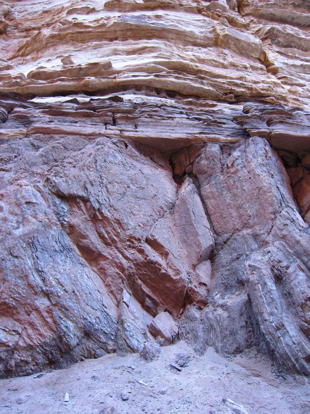 La Grande discordance vue dans le Grand Canyon. On note la différence d'angle entre les strates obliques de l'unité d'âge paléoprotérozoïque à la base et les strates horizontales de l'unité d'âge cambrien au-dessus. Un milliard d'années sépare la formation de ces deux unités. © Chris M Morris, Wikimedia Commons, CC by 2.0 