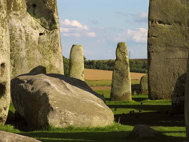 Altar Stone est un bloc de six tonnes qui gît au milieu du site de Stonehenge. © Pam Brophy, <em>Past the Stones : Stonehenge</em>, Wikimedia Common, cc by-sa 2.0