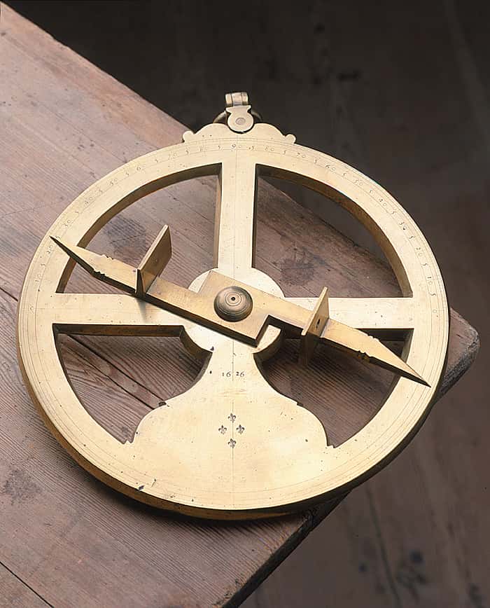 Astrolabe nautique. De par leur maîtrise des sciences nautiques et des outils astronomiques, les premiers grands explorateurs comme Magellan ont donc largement participé à l’essor de la cartographie et à notre connaissance du monde. © Skoklosters Slott, <em>Wikimedia Commons, </em>CC0