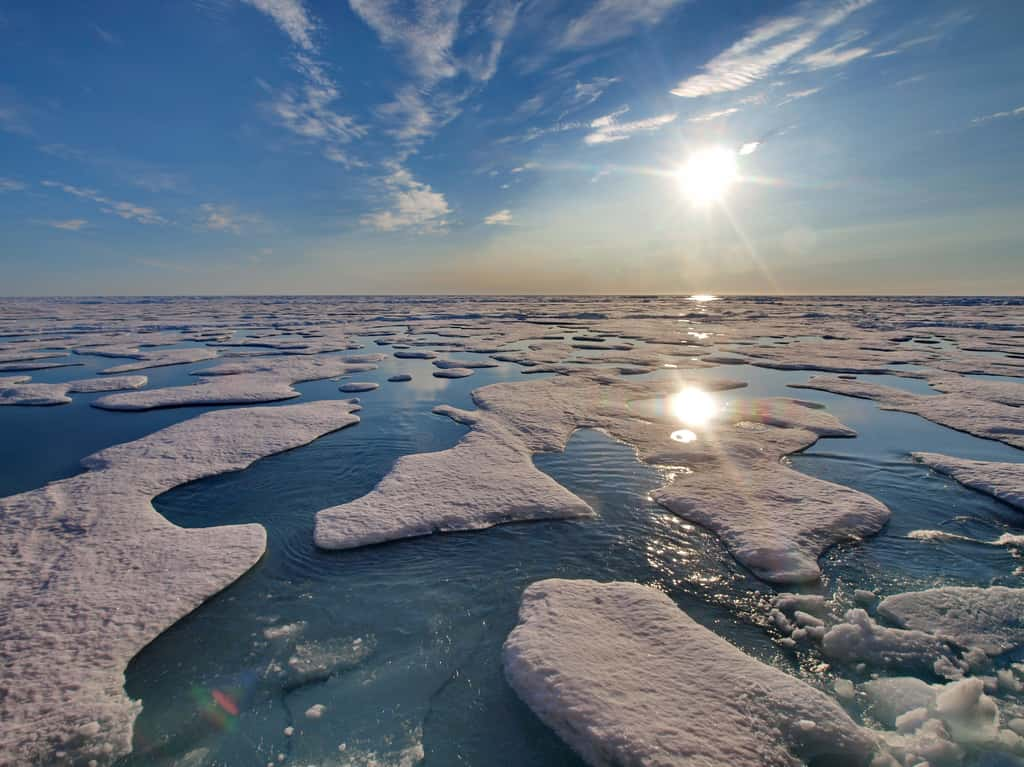 Sous les feux du Soleil d’été la glace de la banquise arctique fond, dans des proportions toujours plus importantes chaque année, délivrant d’énormes quantité d’eau douce dans l’océan, un phénomène qui impacte la circulation océanique © Michael Tjernström, imaggeo.egu.eu, CC BY-ND 3.0