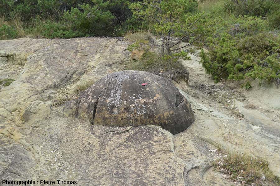 Photographie d'une boule de grès visible à proximité du village de Saint-André-de-Rosans. © 2016 Pierre Thomas, https://planet-terre.ens-lyon.fr