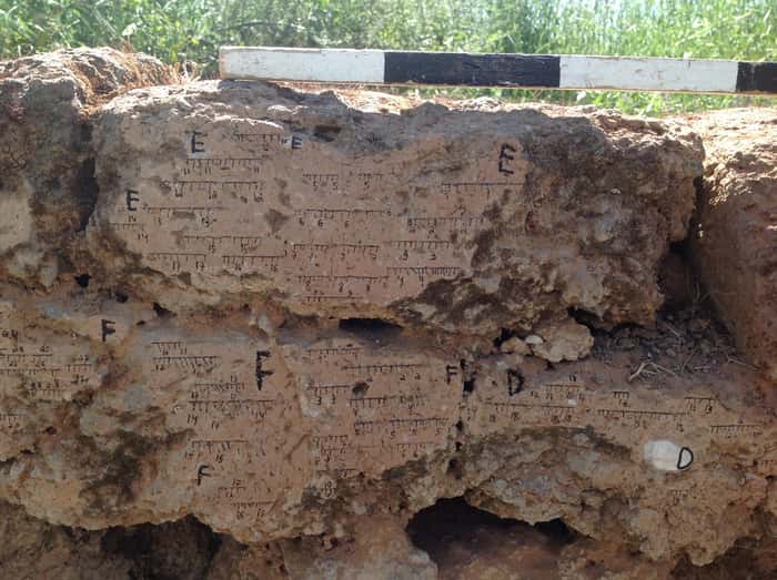 Un mur en brique ayant subi un incendie sur le site archéologique de Tel Batash (nom biblique : Timnah). Les inscriptions représentent les données géomagnétiques. © Yoav Vaknin, CC BY