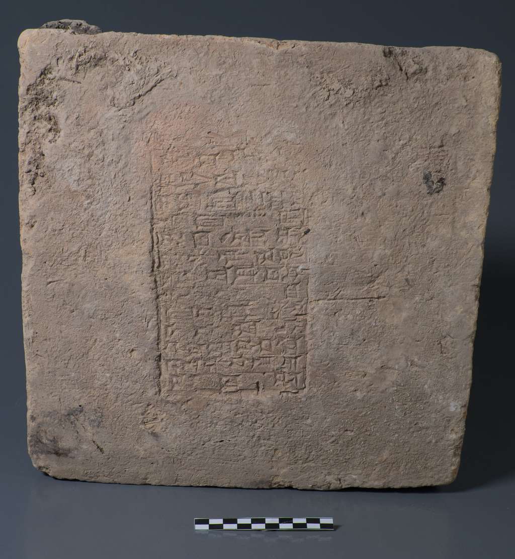Brique en terre cuite datant du règne du roi Nabuchodonosor II (-604 à -562). © <em>Slemani Museum</em>