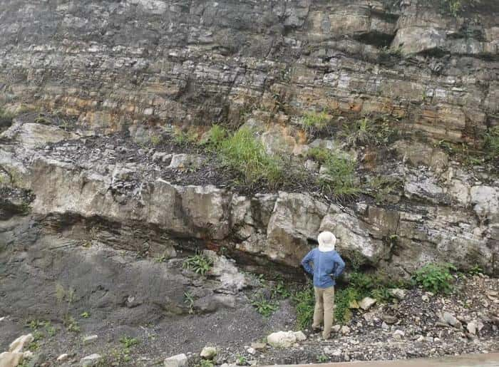 Ces sédiments carbonatés sont caractéristiques car ils recouvrent directement les dépôts glaciaires des épisodes de Terre boule de neige. © Yarong Liu