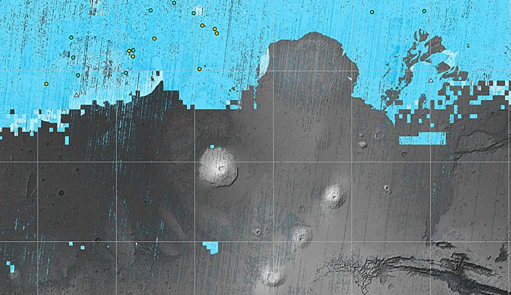 Nouvelles cartes présentant la distribution de la glace d'eau dans le sous-sol de Mars (en bleu). © Nasa, JPL-Caltech, Planetary Science Institute