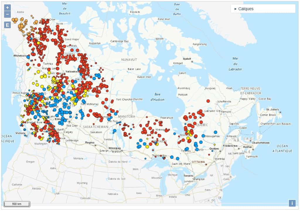 Carte présentant les feux actifs au Canada (en rouge, ceux considérés hors de contrôle ; en jaune, ceux contenus ; en bleu, ceux maîtrisés). © Ressource Naturelle Canada
