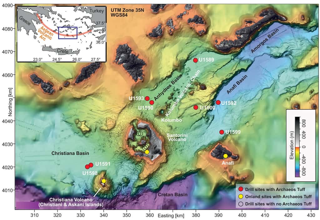 Carte bathymétrique présentant la position du Santorin, celle de l'arc égéen (encadré) et les points de forage. © Druitt et <em>al.</em>, 2024, <em>Communications earth and environment</em>