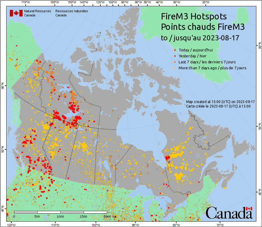 Carte présentant les surfaces brûlées au cours de la saison 2023 (jusqu'à 17 août). En rouge, les incendies actuels ; en orange et jaune, les plus anciens. La surface grisée représente le territoire canadien. © Carte produite par Ressources naturelles Canada, couleurs modifiées