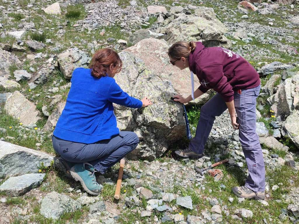 Les roches de cette ophiolite racontent une histoire vieille de 480 millions d'années. © Angélique Carrara, Dorothée Adams, Emilie Janots