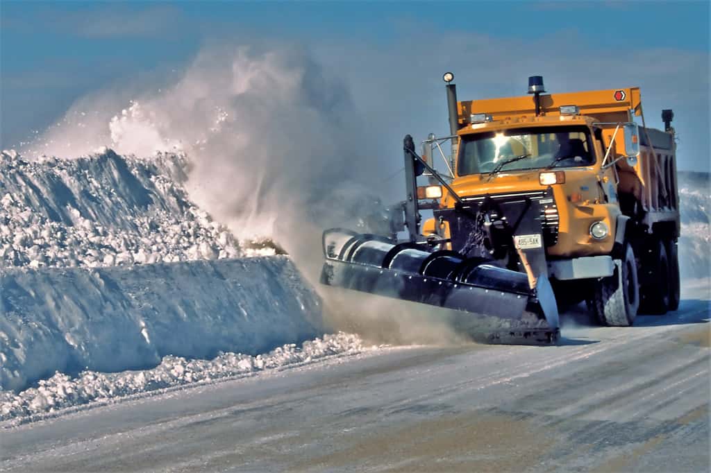Le raclage des routes par les chasse-neige, avec épandage de sable, est l'une des alternatives les plus intéressantes au simple salage. © Jeroen Kransen, Netherlands, <em>Wikimedia Commons</em>, CC by-sa 2.5 