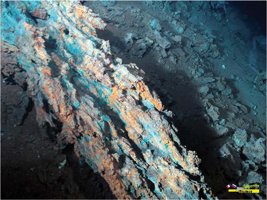 Ancienne cheminée hydrothermale riche en cuivre et oxydée. © Ifremer