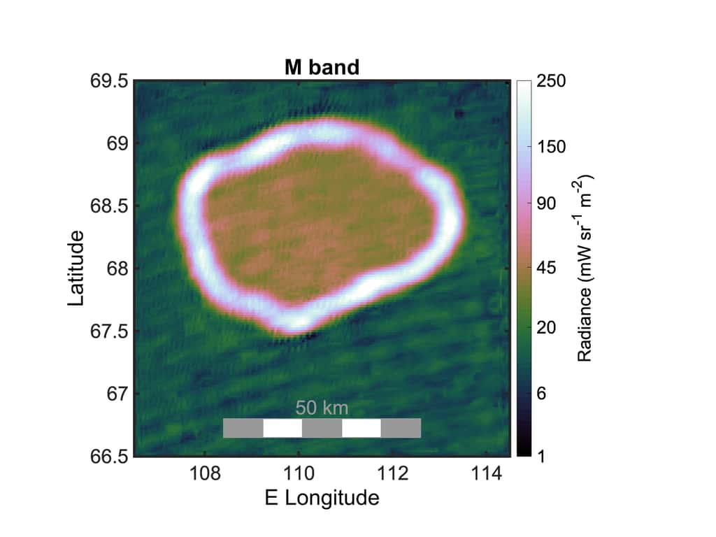 Image infrarouge acquise le 15 octobre 2023 par l'instrument Jiram de la sonde Juno. Elle montre le lac de lave <em>Chors Patera</em> sur Io. Le cercle de chaleur suggère que le lac est recouvert d'une croûte solidifiée flottant au-dessus de la lave liquide. © Nasa, JPL-Caltech, SwRI, ASI, Inaf, Jiram, MSSS