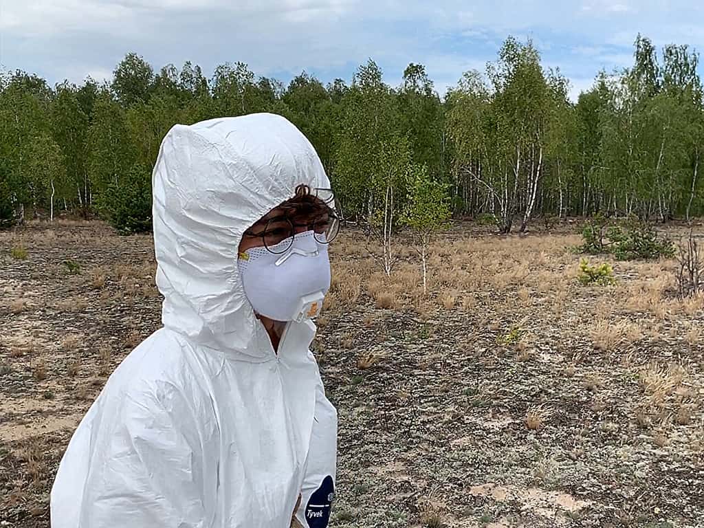 La chercheuse de l'université de New York Sophia Tintori réalise des échantillonnages dans la zone d'exclusion de Tchernobyl. © Matthew Rockman