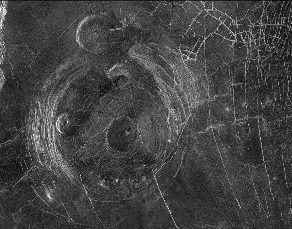 Image radar provenant de la mission Magellan et montrant la structure circulaire dite corona de « Aine » dans l'hémisphère sud de Vénus. La structure mesure 200 kilomètres de diamètre et montre plusieurs indices laissant suspecter la présence d'une activité volcanique. © Nasa, JPL