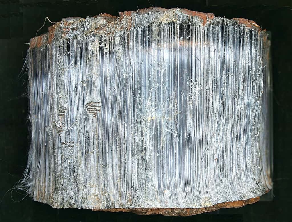 Amphibole fibreuse : crocidolite (type d'amiante). © Raimond Spekking, <em>Wikimedia Commons</em>, CC by-sa 4.0